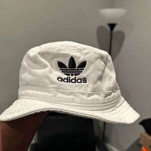 Adidas Bucket Hat - white